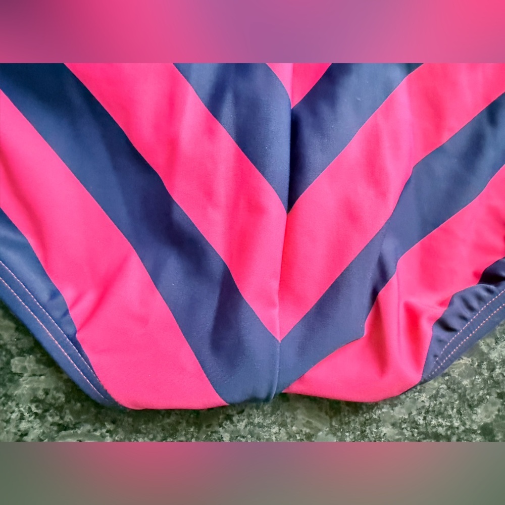 Like New! Lands End Hot Pink 🩷and Navy 💙Chevron 1 piece swimsuit, 4, MSRP $89 - Picture 6 of 9